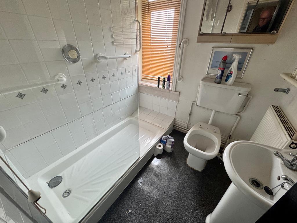 Lot: 159 - FIRST FLOOR FLAT FOR IMPROVEMENT WITH SEA VIEWS - Shower room/W.C.